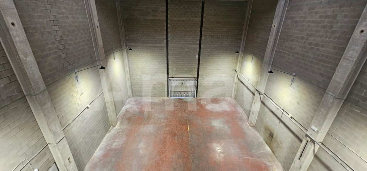 Nau industrial amb gran alçada i pati al Polígon El Pla