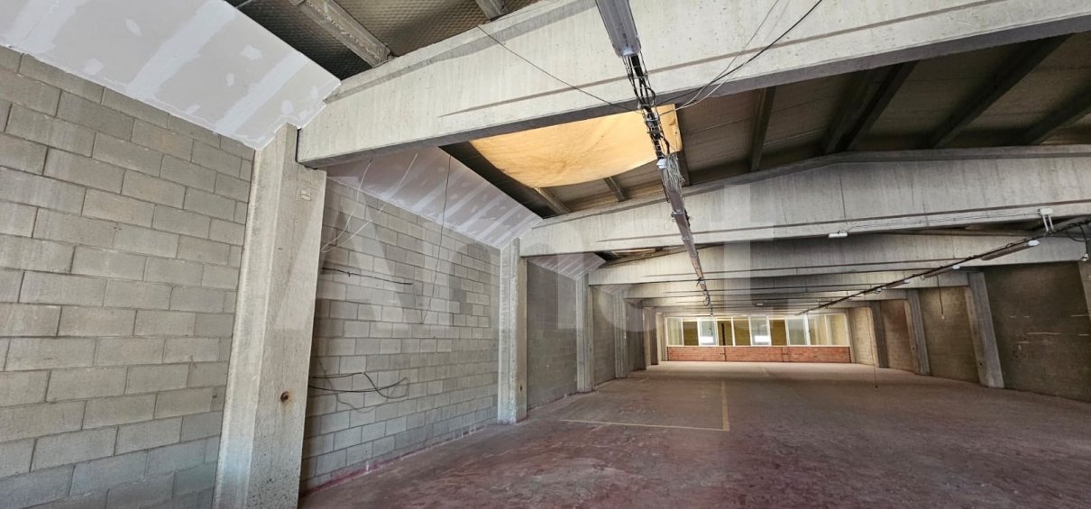 Nau industrial amb gran alçada i pati al Polígon El Pla -11