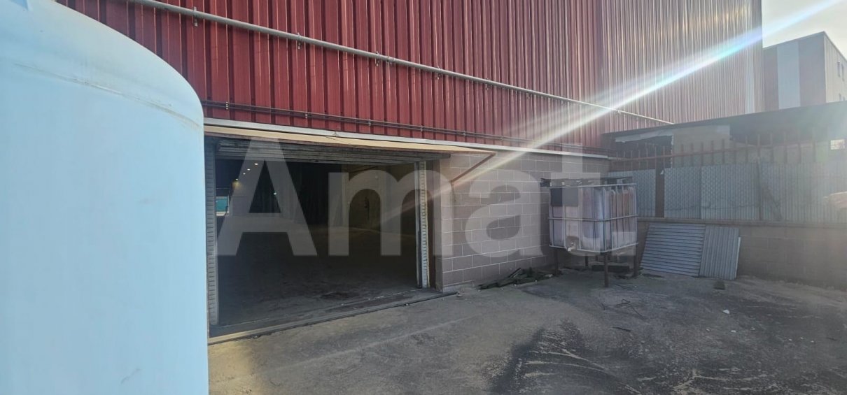 Nau industrial amb gran alçada i pati al Polígon El Pla -12