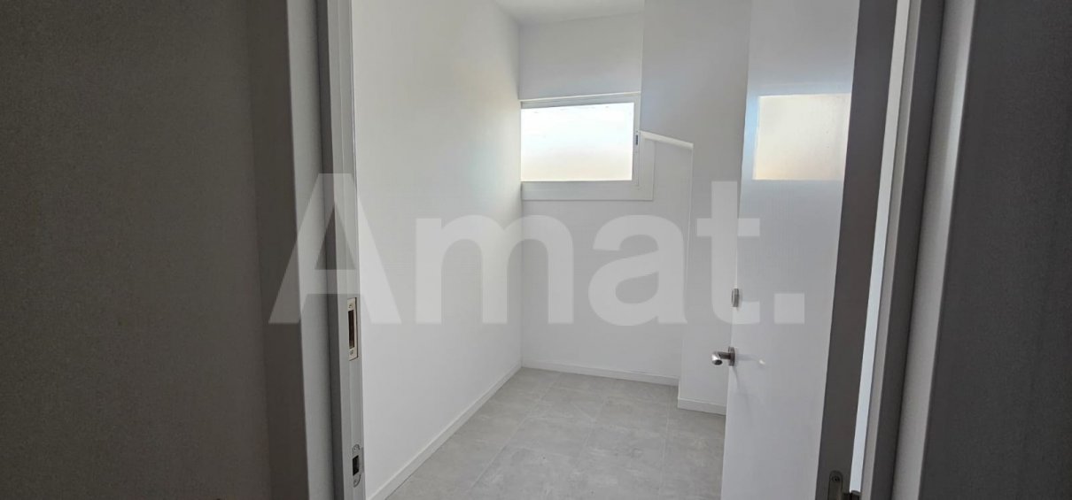 Nau industrial amb gran alçada i pati al Polígon El Pla -13