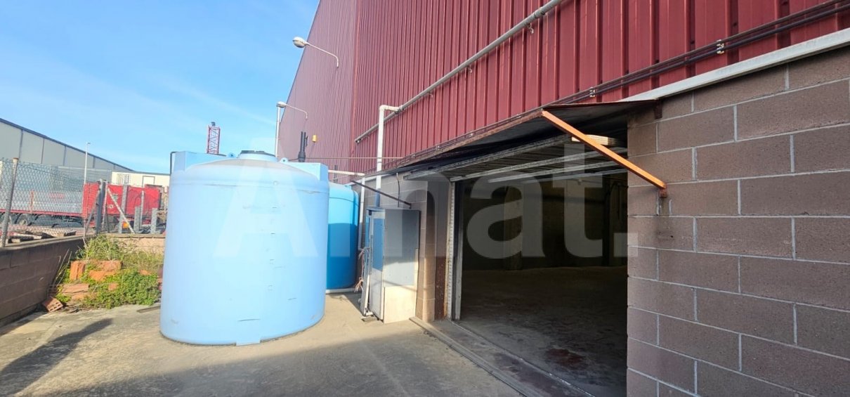 Nau industrial amb gran alçada i pati al Polígon El Pla -14
