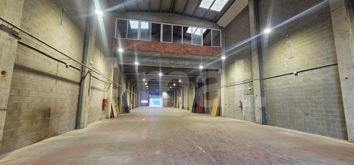 Nau industrial amb gran alçada i pati al Polígon El Pla -2
