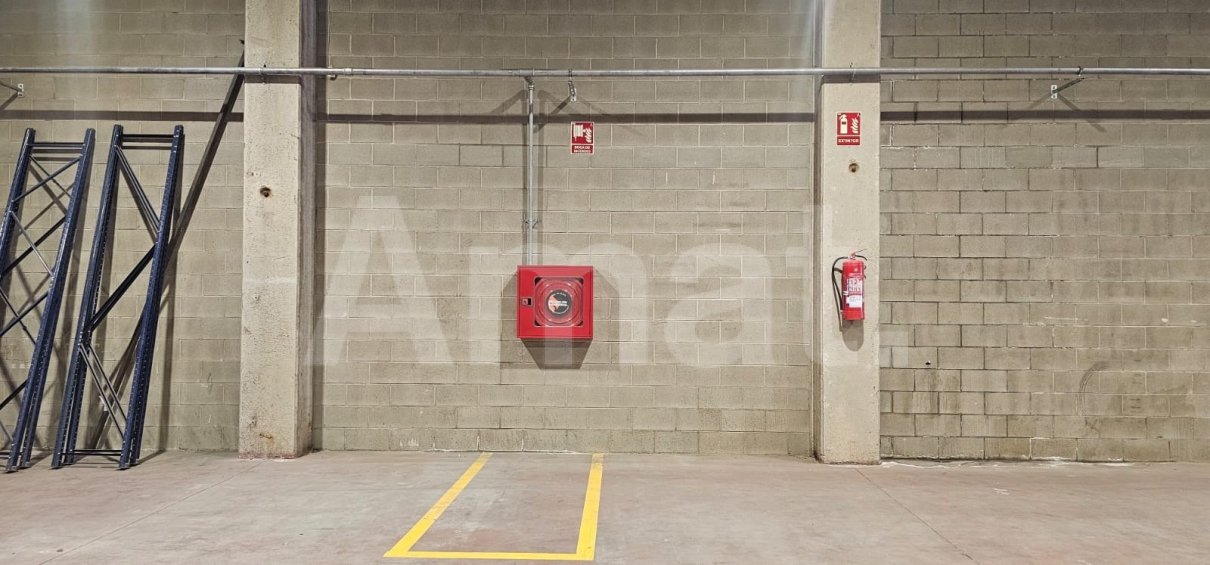 Nau industrial amb gran alçada i pati al Polígon El Pla -5