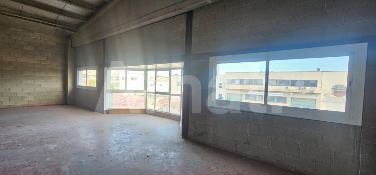 Nau industrial amb gran alçada i pati al Polígon El Pla -7