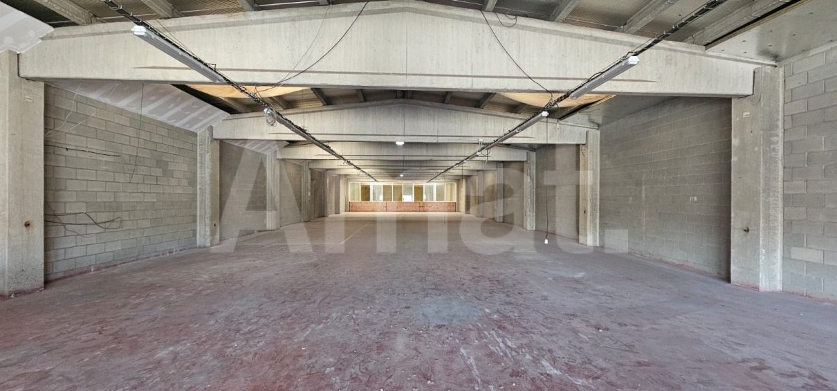 Nau industrial amb gran alçada i pati al Polígon El Pla -9