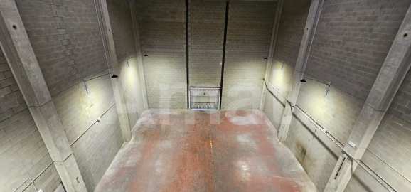 Nau industrial amb gran alçada i pati al Polígon El Pla