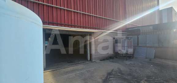 Nau industrial amb gran alçada i pati al Polígon El Pla -12