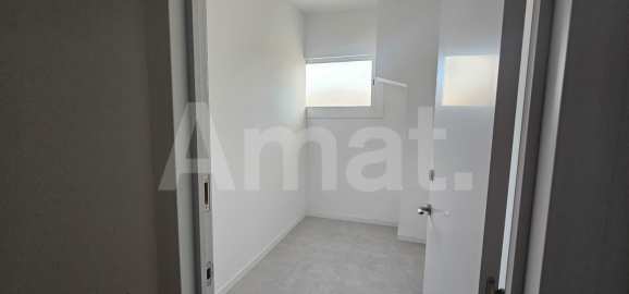 Nau industrial amb gran alçada i pati al Polígon El Pla -13