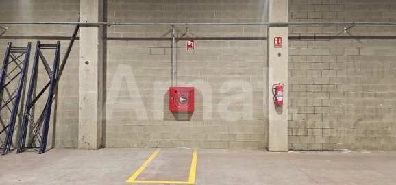 Nau industrial amb gran alçada i pati al Polígon El Pla -5