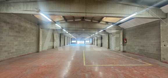 Nau industrial amb gran alçada i pati al Polígon El Pla -6