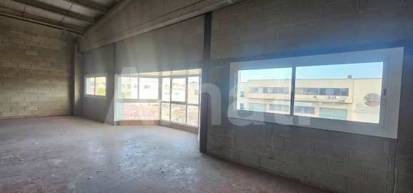 Nau industrial amb gran alçada i pati al Polígon El Pla -7