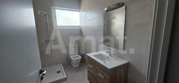 Nau industrial amb gran alçada i pati al Polígon El Pla -8