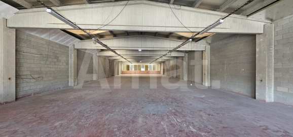 Nau industrial amb gran alçada i pati al Polígon El Pla -9