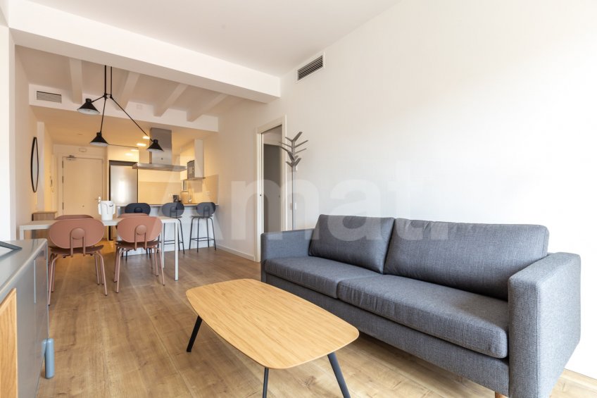 Renovated apartment with a terrace in the Eixample Superblock