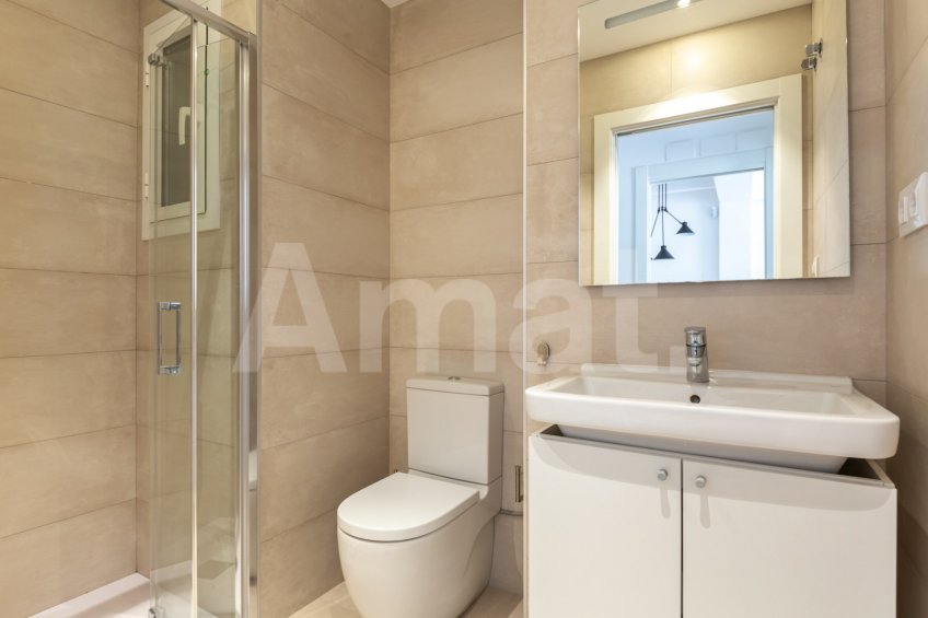 Renovated apartment with a terrace in the Eixample Superblock -17