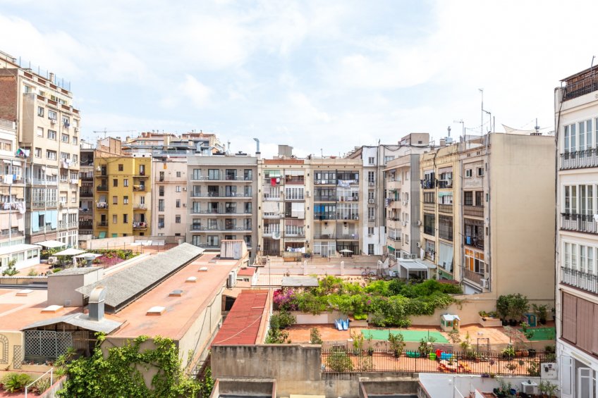Renovated apartment with a terrace in the Eixample Superblock -20