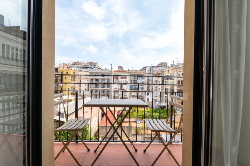 Renovated apartment with a terrace in the Eixample Superblock -4