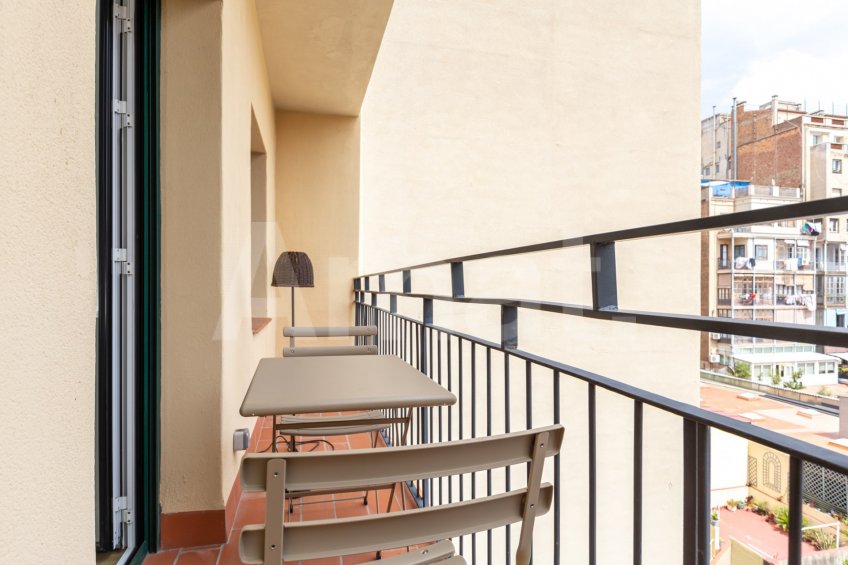 Renovated apartment with a terrace in the Eixample Superblock -9