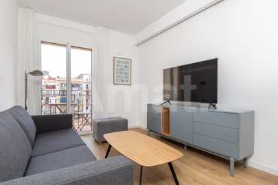 Renovated apartment with a terrace in the Eixample Superblock -8