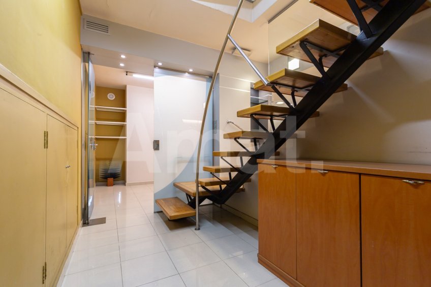 Cèntric local comercial amb cuidat disseny -23