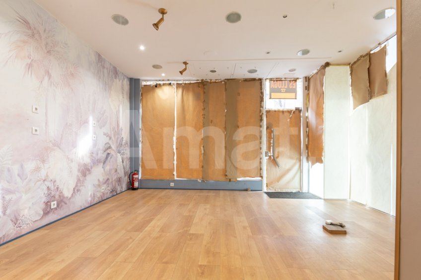 Cèntric local comercial amb cuidat disseny -24