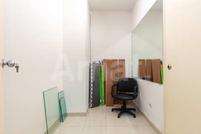 Cèntric local comercial amb cuidat disseny -22