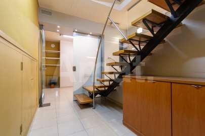 Cèntric local comercial amb cuidat disseny -23