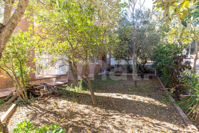 Semi-detached house with a private garden and its own elevator -53