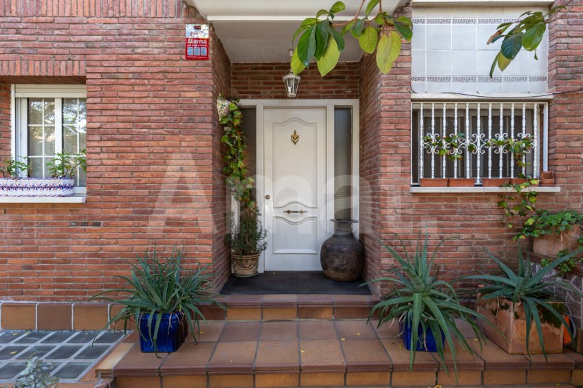 Semi-detached house with a private garden and its own elevator -54