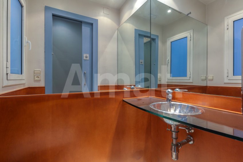 Cèntric local comercial amb cuidat disseny -23