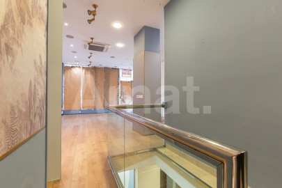 Cèntric local comercial amb cuidat disseny -22