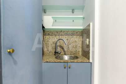 Cèntric local comercial amb cuidat disseny -24