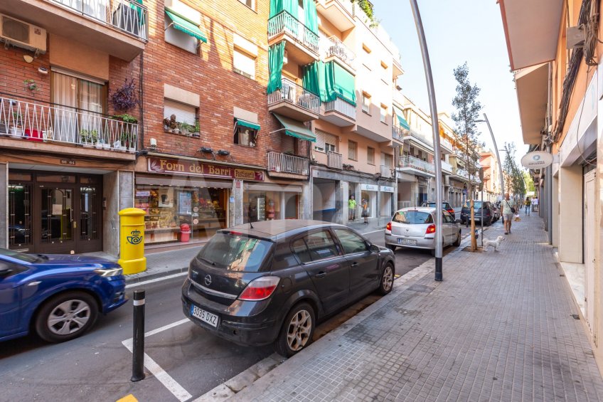 Pis amb gran terrasa, per a reformar, al centre -31