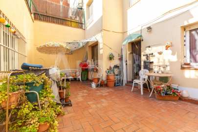 Pis amb gran terrasa, per a reformar, al centre -32