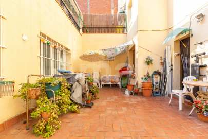 Pis amb gran terrasa, per a reformar, al centre -33
