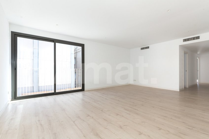 Magnificent Corner Apartment for Rent in Prime Location near Plaça Europa, L'Hospitalet