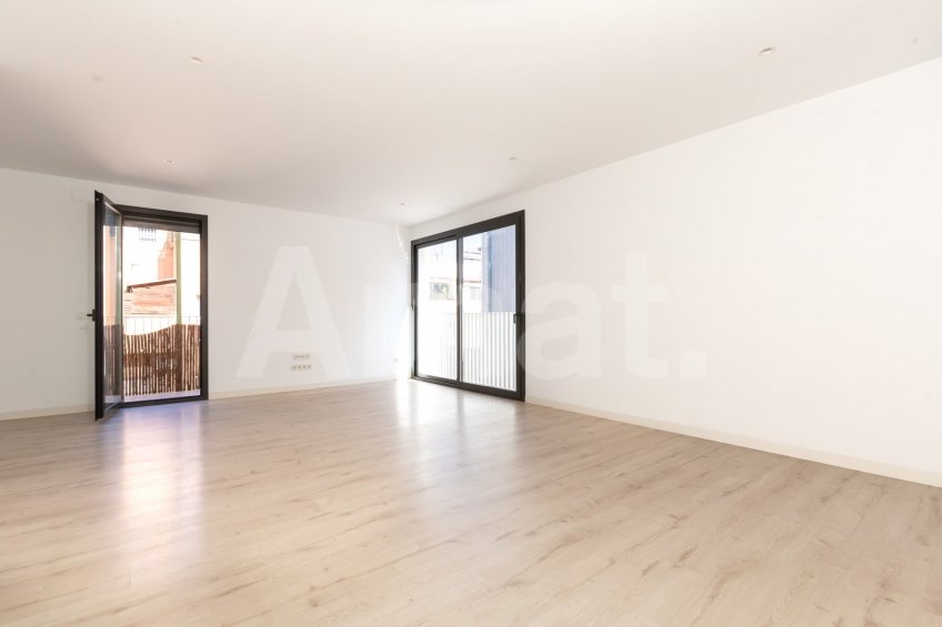 Magnificent Corner Apartment for Rent in Prime Location near Plaça Europa, L'Hospitalet -10