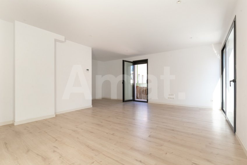 Magnificent Corner Apartment for Rent in Prime Location near Plaça Europa, L'Hospitalet -11