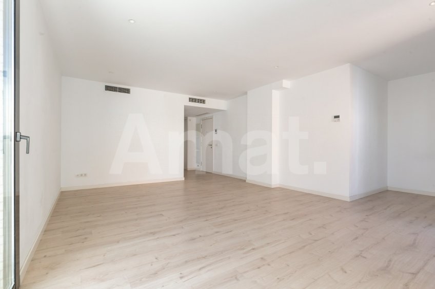 Magnificent Corner Apartment for Rent in Prime Location near Plaça Europa, L'Hospitalet -12