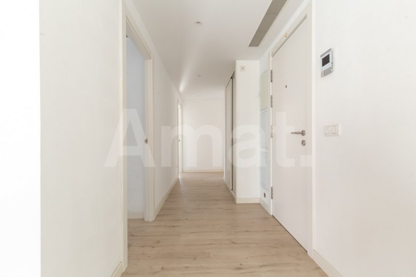 Magnificent Corner Apartment for Rent in Prime Location near Plaça Europa, L'Hospitalet -2