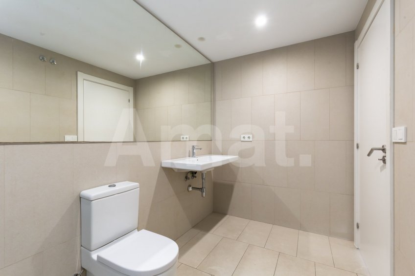 Magnificent Corner Apartment for Rent in Prime Location near Plaça Europa, L'Hospitalet -20