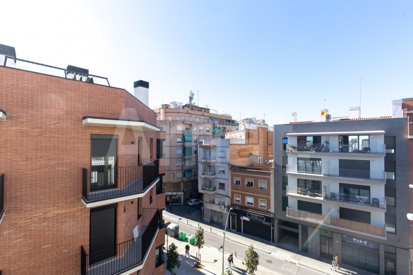 Magnificent Corner Apartment for Rent in Prime Location near Plaça Europa, L'Hospitalet -24