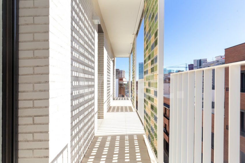 Magnificent Corner Apartment for Rent in Prime Location near Plaça Europa, L'Hospitalet -25
