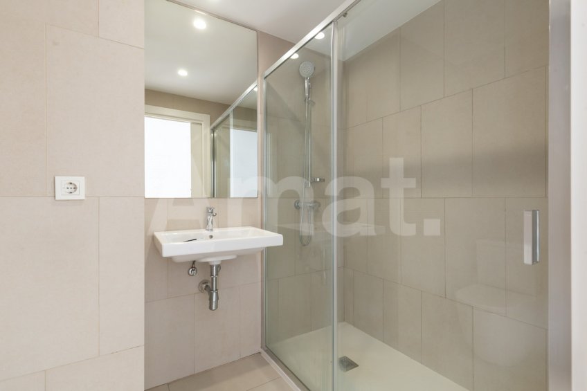Magnificent Corner Apartment for Rent in Prime Location near Plaça Europa, L'Hospitalet -28