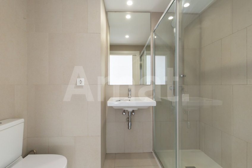 Magnificent Corner Apartment for Rent in Prime Location near Plaça Europa, L'Hospitalet -29