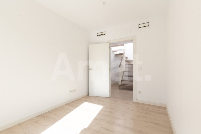 Magnificent Corner Apartment for Rent in Prime Location near Plaça Europa, L'Hospitalet -32