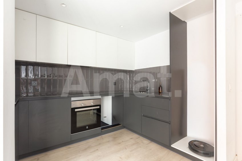 Magnificent Corner Apartment for Rent in Prime Location near Plaça Europa, L'Hospitalet -4