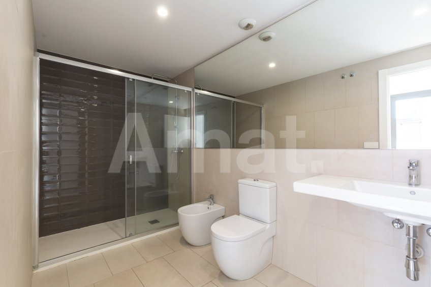 Magnificent Corner Apartment for Rent in Prime Location near Plaça Europa, L'Hospitalet -6