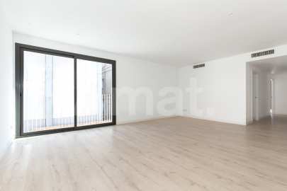 Magnificent Corner Apartment for Rent in Prime Location near Plaça Europa, L'Hospitalet