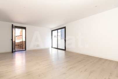 Magnificent Corner Apartment for Rent in Prime Location near Plaça Europa, L'Hospitalet -10